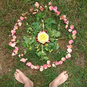 Mandala af blomster fra have til fejring af sommersolhverv